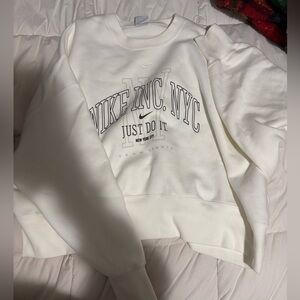 MEDIUM CROPPED NIKE SWEATSHIRT